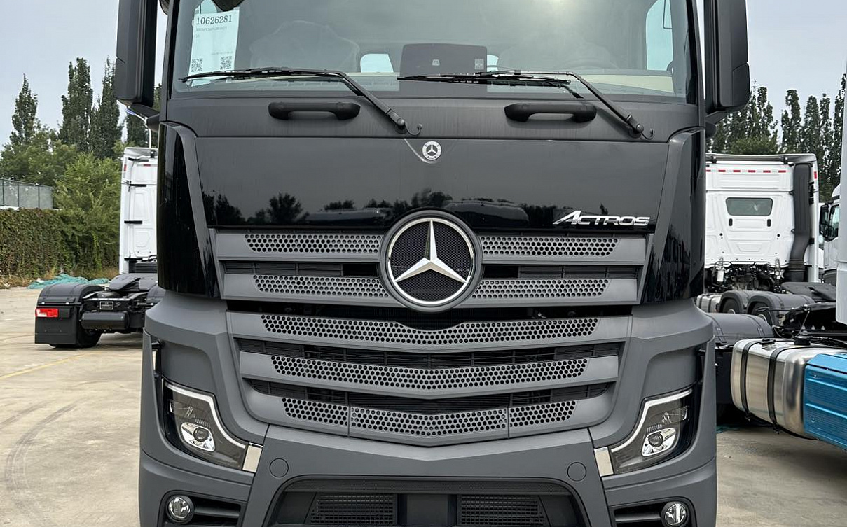 Тягач Mercedes Actros 4x2, чёрная кабина,Грузовики, тягачи и  автобетоносмесители с подробными характеристиками и описанием от 6 млн  рублей - «ЭМТех» цена 13500000 руб. Mercedes Benz